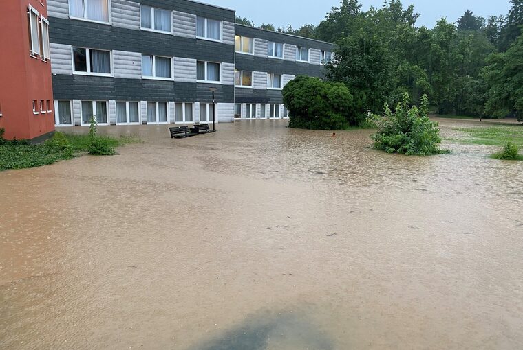 Eine überflutete Straße vor dem Altenzentrum St. Elisabeth