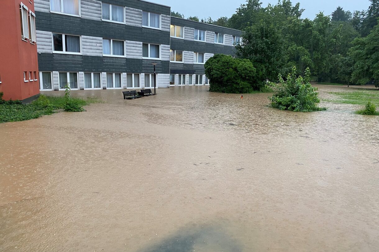 Eine überflutete Straße vor dem Altenzentrum St. Elisabeth