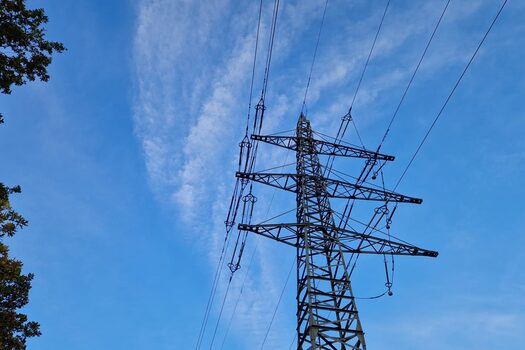 Ein Strommast, der in den Himmel ragt