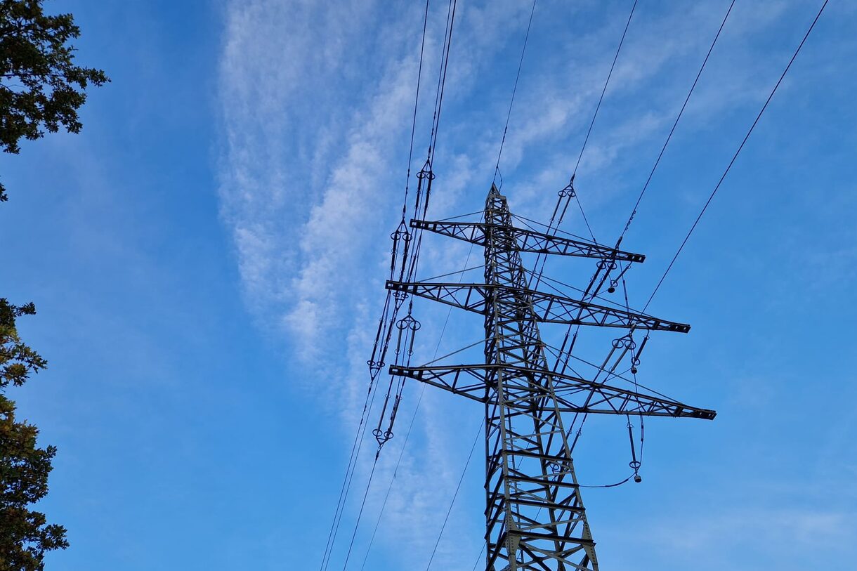 Ein Strommast, der in den Himmel ragt