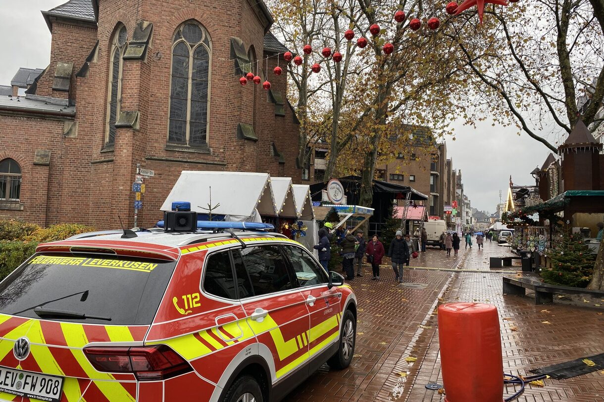 Ein Warnfahrzeug mit einer mobilen Sirene auf dem Dach in Opladen
