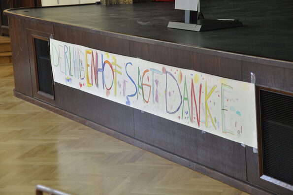 Plakat mit Dankeschön-Schriftzug der Kinder des Jugendzentrums für die Sanierung