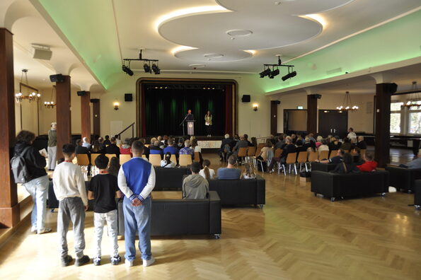 Gäste der feierlichen Eröffnung des Lindenhofs im großen Saal