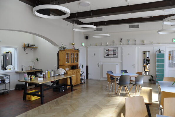 Großer Raum und angrenzende Küche