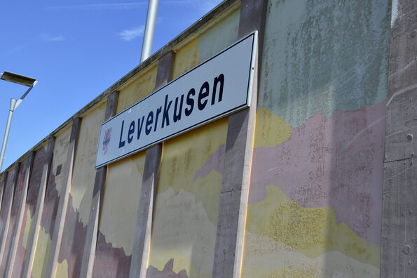 Schriftzug "Leverkusen" am Rheinanleger in Wiesdorf