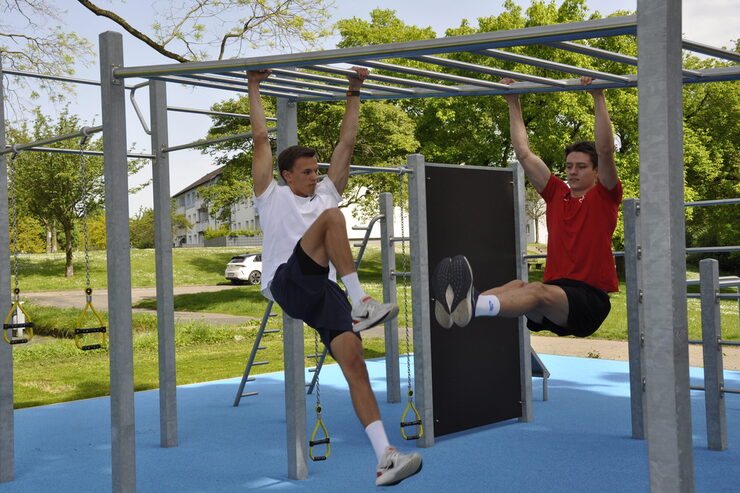 Zwei Jugendliche trainieren an Calisthenics-Anlage.