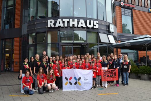 Die Kindergruppe aus Nikopol mit Bürgermeisterin, Betreuerinnen, Vertretenden des Veranstalters und des Sponsors vor dem Rathaus