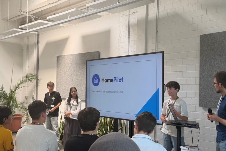 Leon, Simon und Anjolie stellen ihre App „HomePilot“ vor, die bei dem ersten Auszug in eine eigene Wohnung helfen soll.