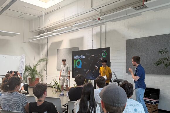 Das Projektteam bei der Vorstellung der Fitness App „Athletic IQ“ die als Gesamtsieger den Hauptpreis erhielt