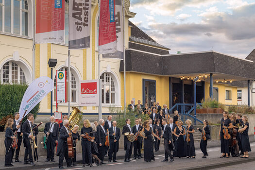 Die Bayer Philharmoniker vorm Erholungshaus