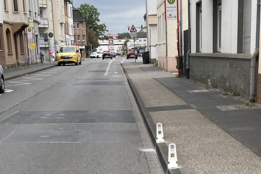 Sichtzeichen am Bordstein der Stixchesstraße