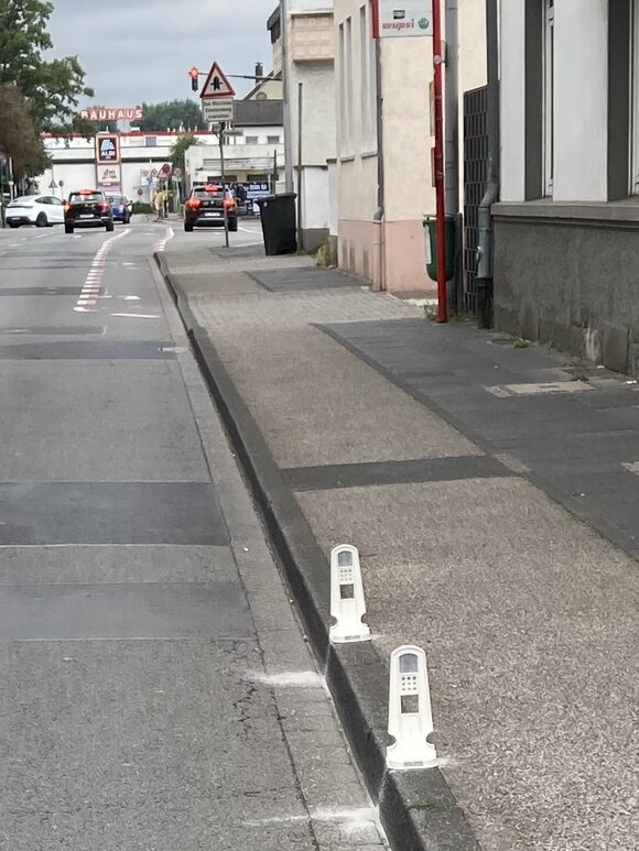 Sichtzeichen am Bordstein der Stixchesstraße