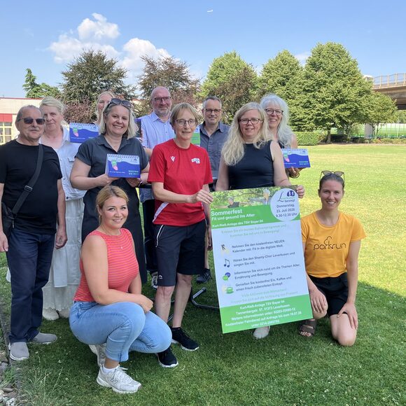 Gruppenbild mit Mitgliedern des Netzwerks Leverkusen bewegt