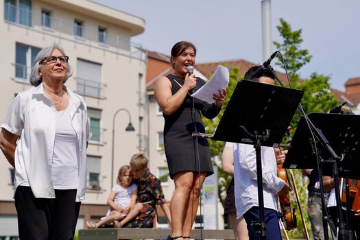 Anmoderation eines Auftritts von jungen Musikern bei einem Tag der Offenen Tür