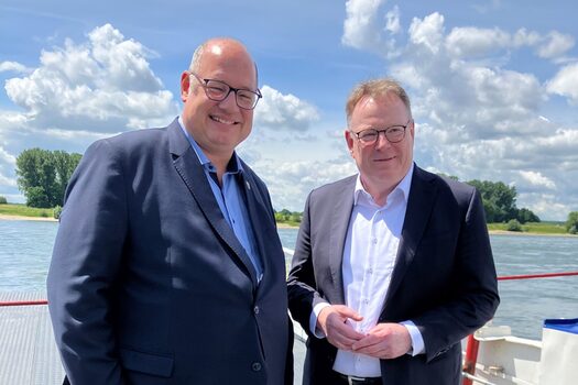 Oberbürgermeister Stefan Hebbel (l.) und sein Kölner Amtskollege Oberbürgermeister Torsten Burmester (r) bei der gemeinsamen Überfahrt von Leverkusen-Hitdorf nach Köln-Langel