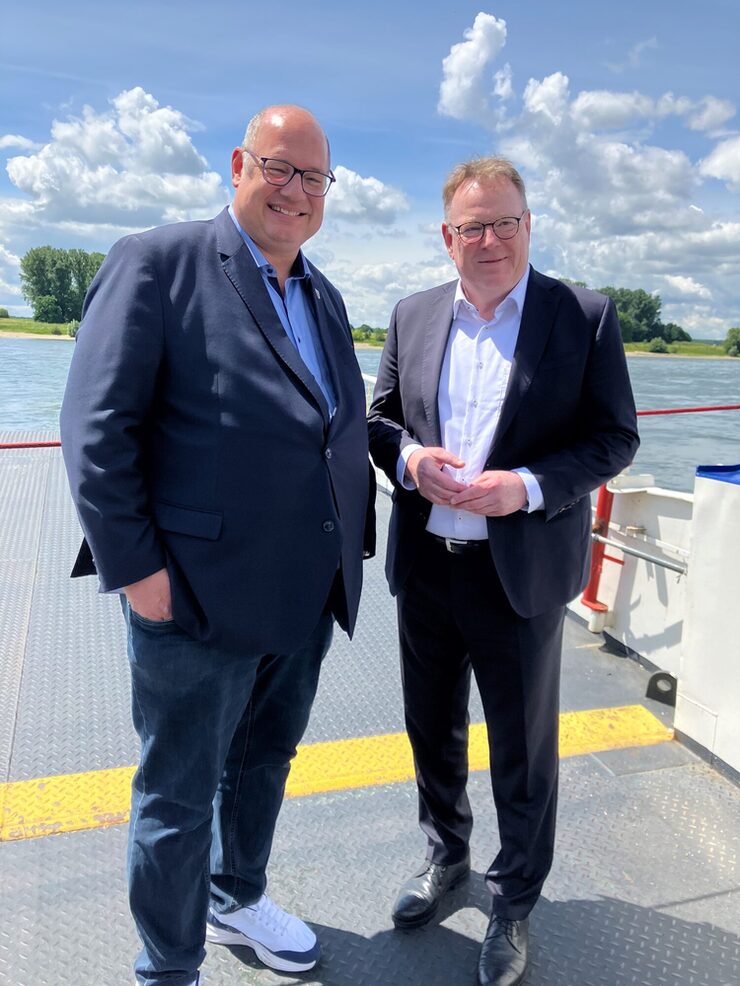 Oberbürgermeister Stefan Hebbel (l.) und sein Kölner Amtskollege Oberbürgermeister Torsten Burmester (r) bei der gemeinsamen Überfahrt von Leverkusen-Hitdorf nach Köln-Langel