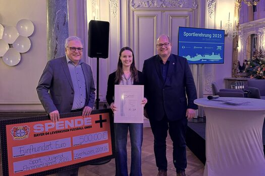 Sportdezernent Marc Adomat (v.l.) Preisträgerin 2026 Corinna Zeeb und Oberbürgermeister Stefan Hebbel bei der Verleihung in Schloss Morsbroich
