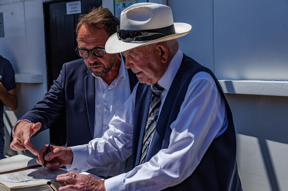 Oberbürgermeister Uwe Richrath und Heinz Brinkschulte beim Eintrag ins Goldene Buch der Stadt Leverkusen