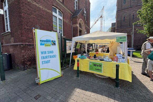 Ein Stand mit fairen Produkten in Leverkusen