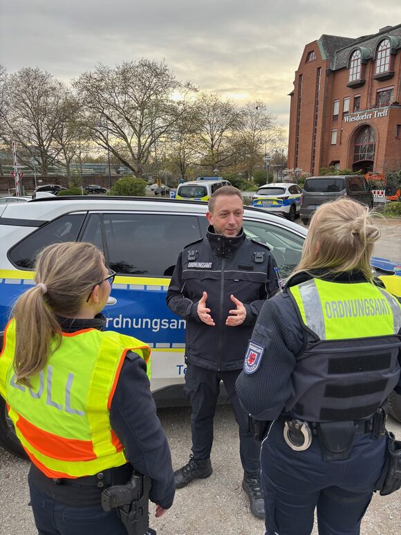 Marcus Richter, Leiter des Kommunalen Ordnungsdienstes, im Austausch mit Einsatzkräften
