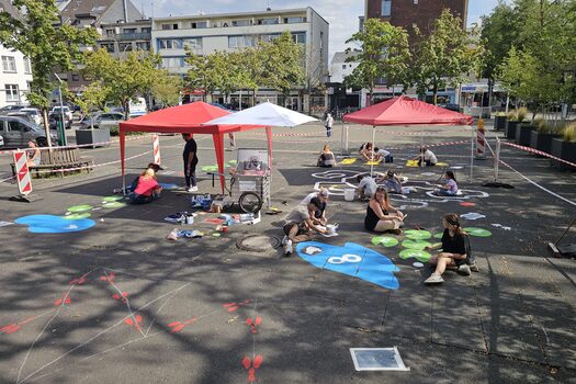 Bodenspiele werden auf dem Marktplatz in Wiesdorf aufgebracht