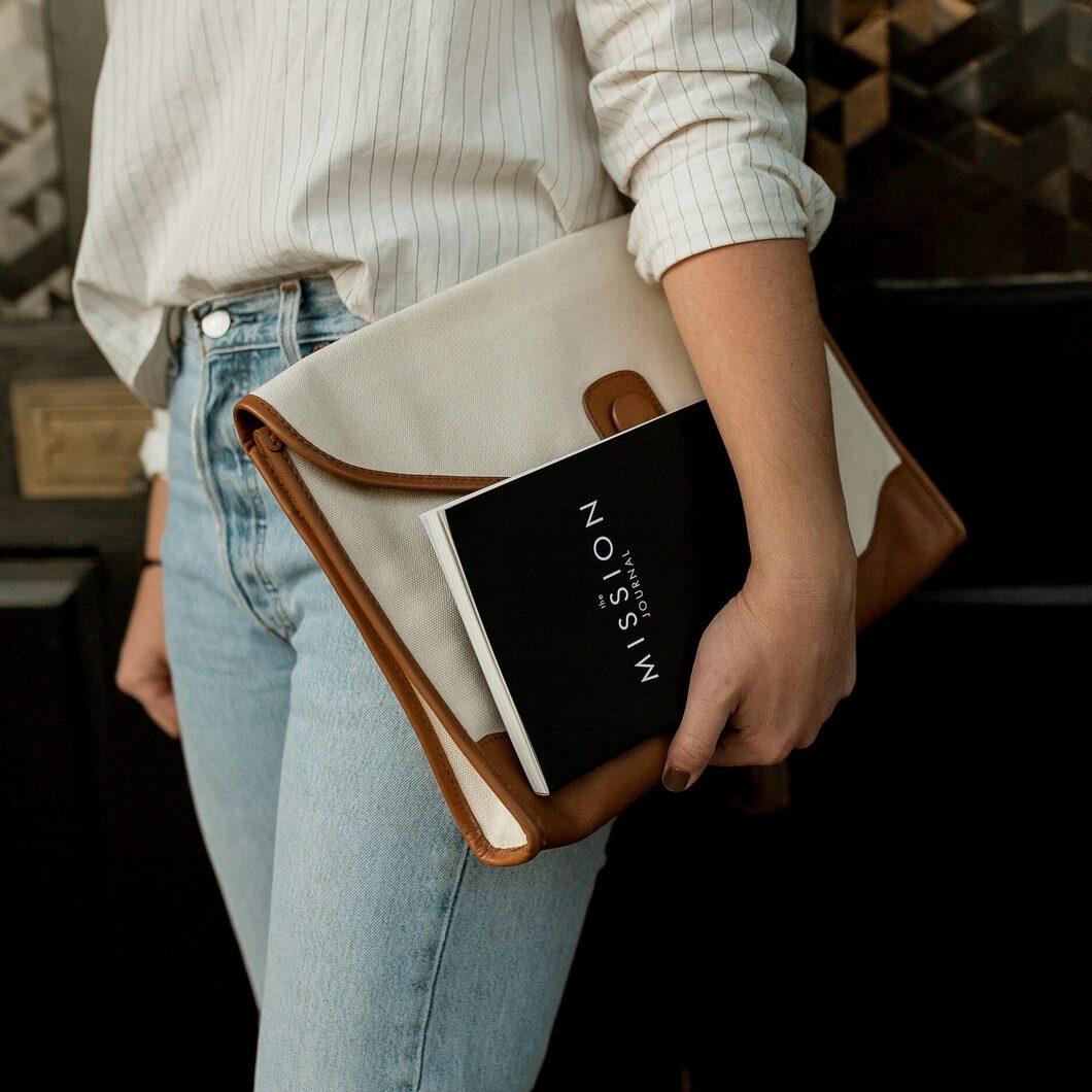 Frau mit Laptop in der Hand