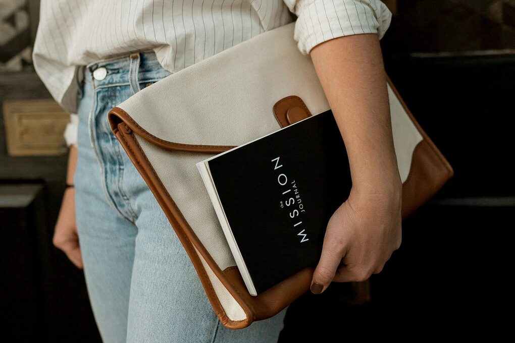 Frau mit Laptop unter Arm