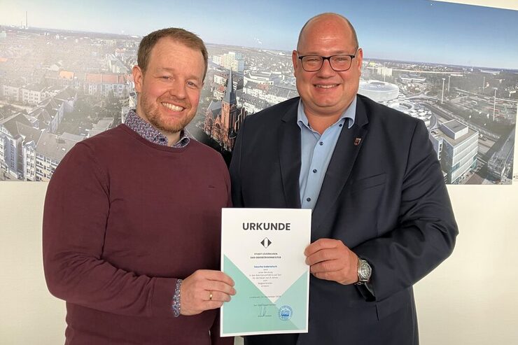 Sascha Inderwisch (l.), der neue Stadtkämmerer, erhält die Ernennungsurkunde von Oberbürgermeister Stefan Hebbel (r)