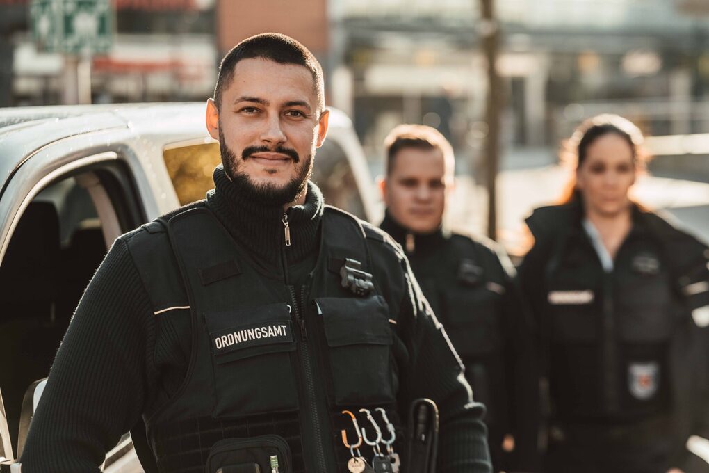 Drei Mitarbeitende des Kommunalen Ordnungsdiensts Leverkusen