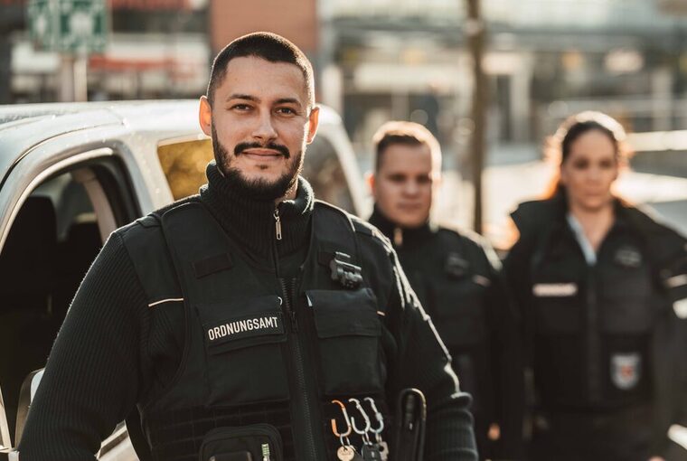 Drei Mitarbeitende des Kommunalen Ordnungsdiensts Leverkusen