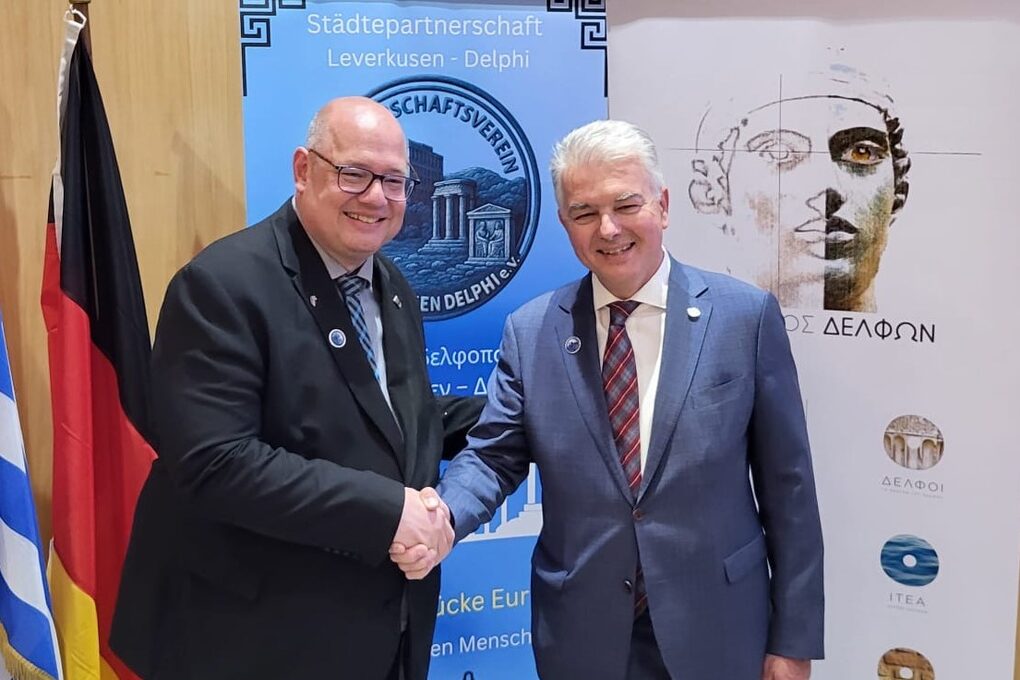 Oberbürgermeister Stefan Hebbel (l) und sein Amtskollege Panagiotis Tagalis mit Handschlag