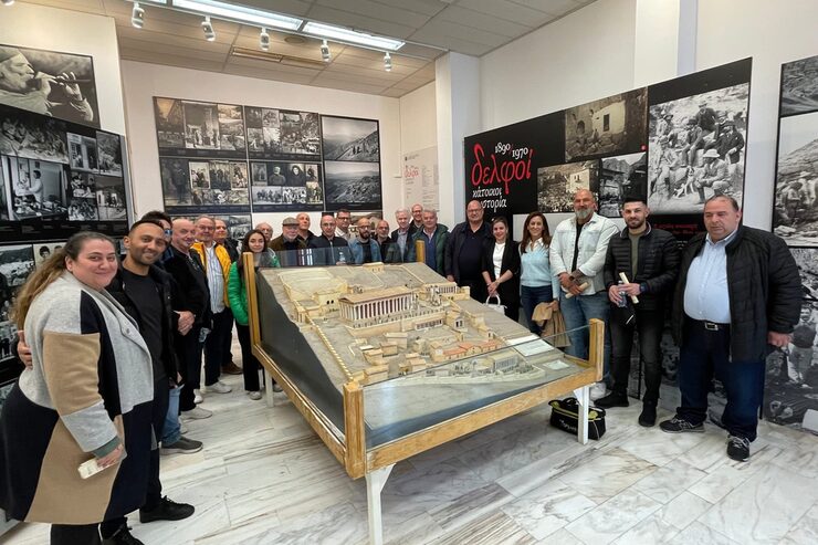 Mitglieder des Partnerschaftsverein und Oberbürgermeister Stefan Hebbel (6.v.r.) besuchten die antiken Stätten, hier in der Info-Ausstellung über das Weltkulturerbe.