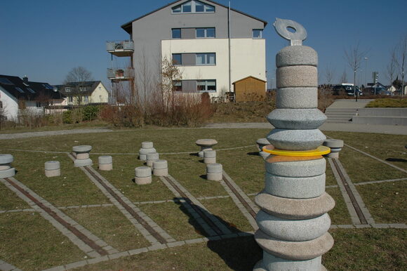 Die Sonnenuhr mit vielen Steinen