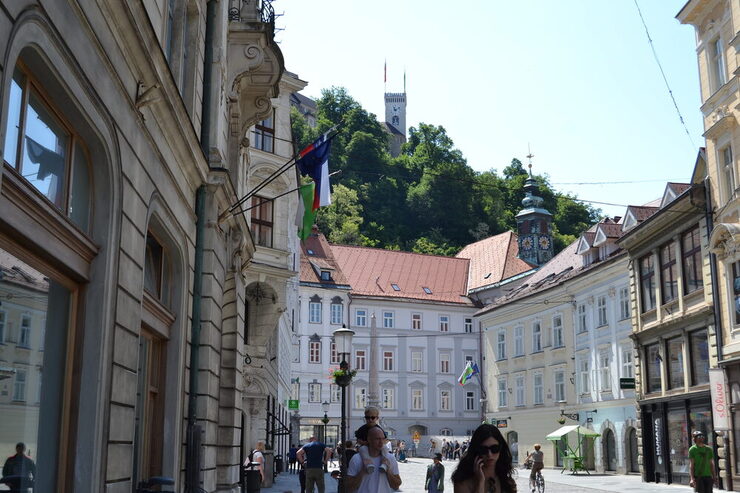 Im historischen, denkmalgeschützten Zentrum der Stadt.