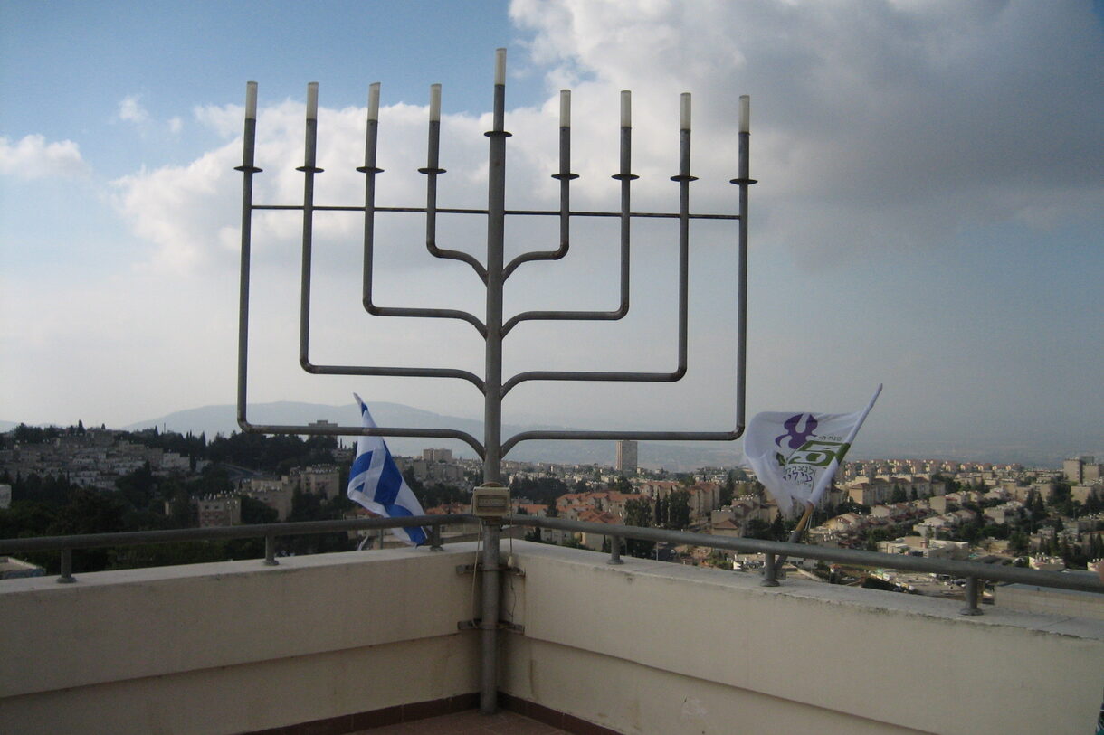 Aussichtspunkt: Großer Leuchter vor dem Stadtpanorama