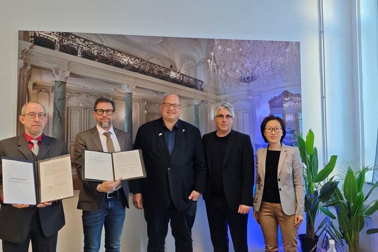Die Teilnehmenden mit den Urkunden der neuen Partnerschaft. Oberbürgermeister Stefan Hebbel (Mitte) begrüßte die neue Verbindung zu Wuxi besonders.
