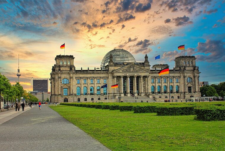 Das ehemalige Reichstagsgebäude in Berlin ist Sitz des Deutschen Bundestags