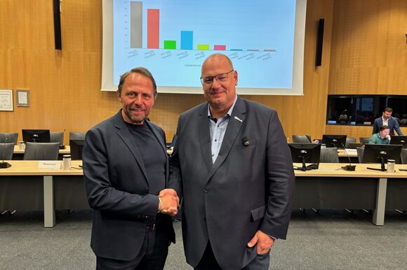 Stefan Hebbel von der CDU und Uwe Richrath von der SPD geben sich die Hände