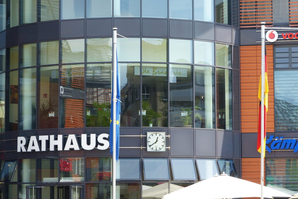 Symbolbild Kommunalwahl: Schriftzug "Rathaus" am gläsernen Gebäude in der City Leverkusen