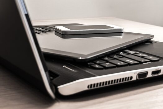 Bild von einem Laptop, einem Tablet und einem Smartphone