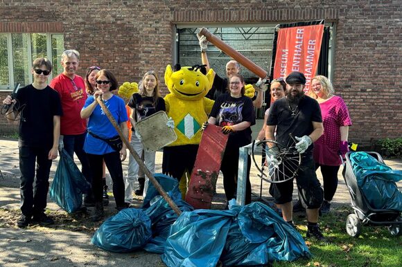 Teilnehmende der Aktion Wir für unsere Stadt mit Müllsäcken