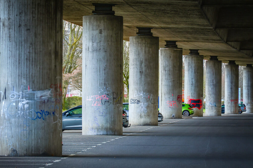 Parkplatz unter der Stelze in Leverkusen