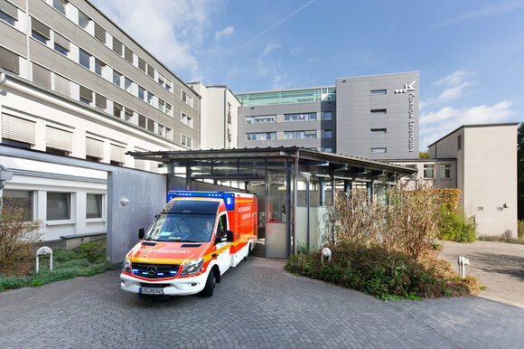 Fahrzeug des Rettungsdienstes vor dem Klinikum-Gebäude