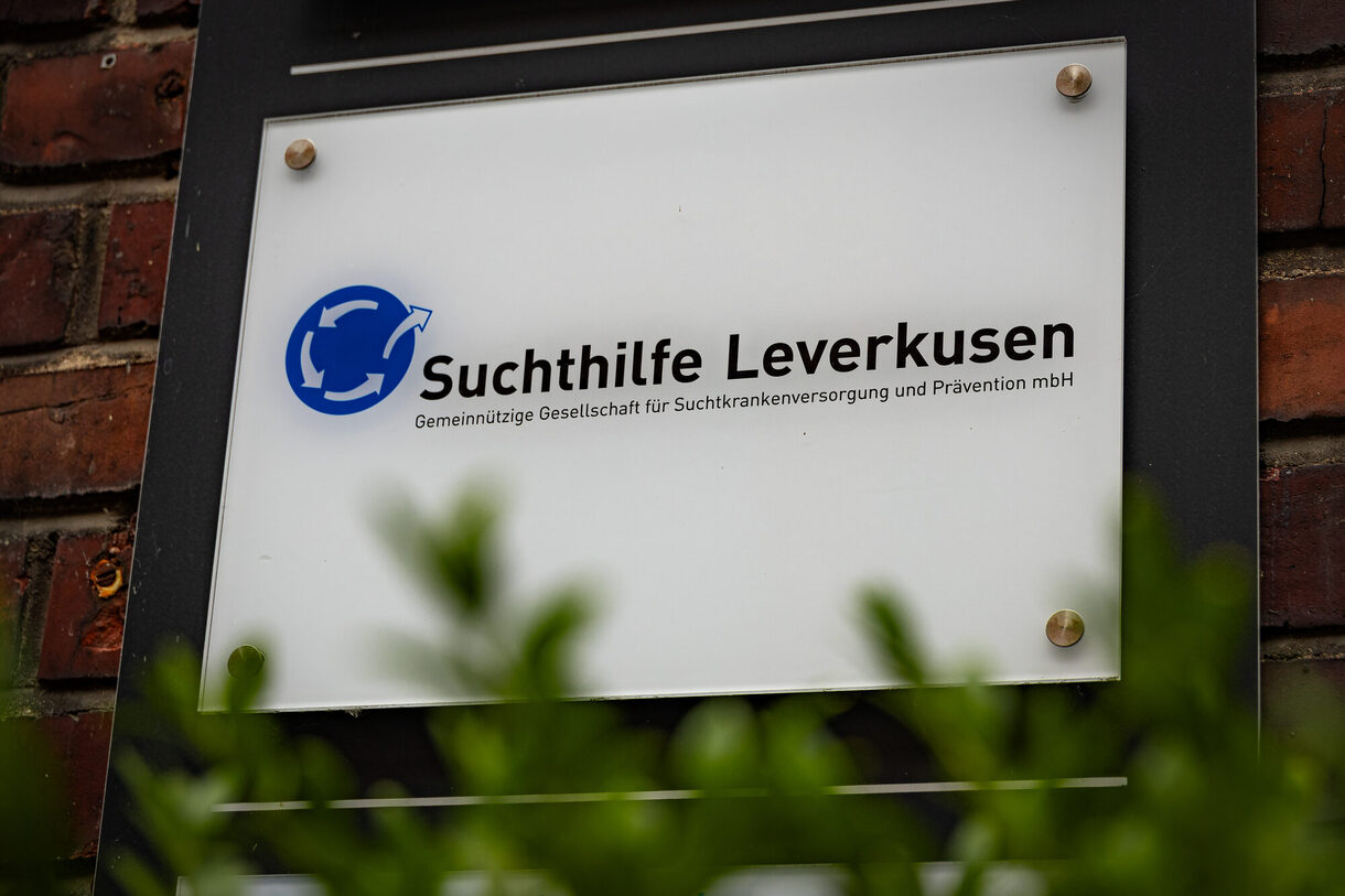 Schild Außenstelle Suchthilfe