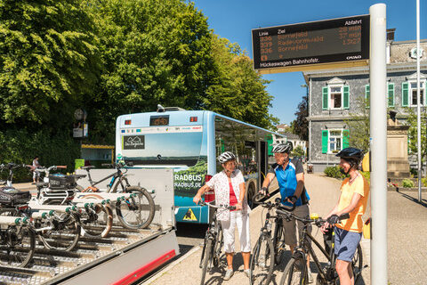 Drei Radfahrende stehen vor dem Bergischen Fahrradbus