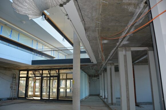 Im sanierten Gebäude wurden die Leitungen im Erdgeschoß unter der Decke verlegt
