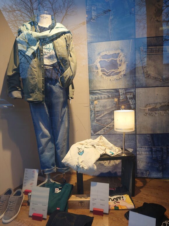 Ein dekoriertes Schaufenster mit Kleidung und Schuhen