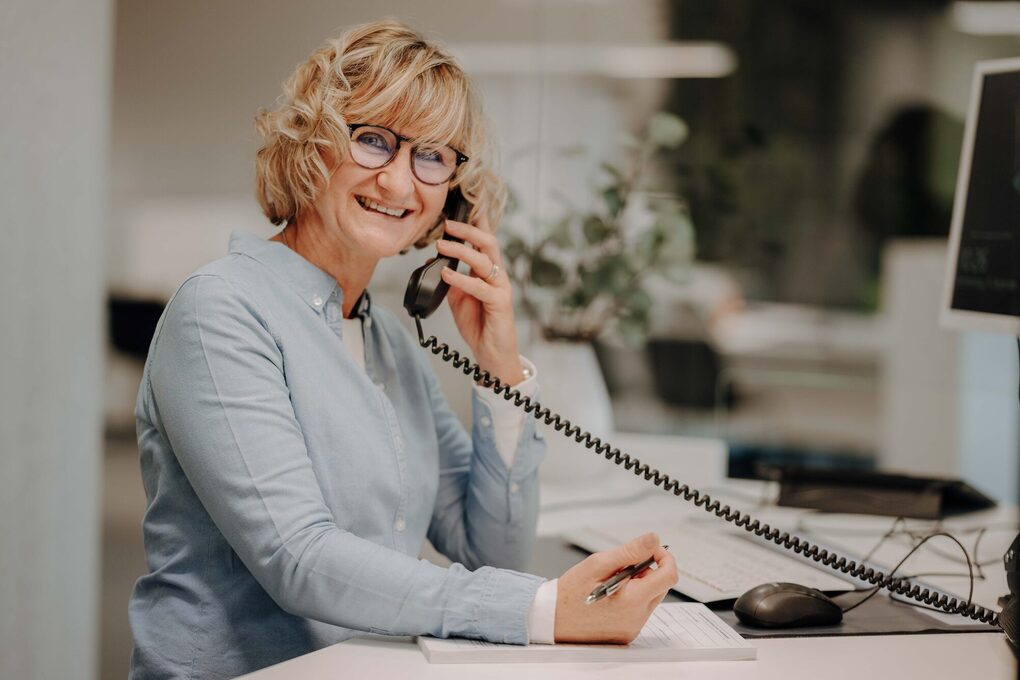 Weibliche Person telefoniert