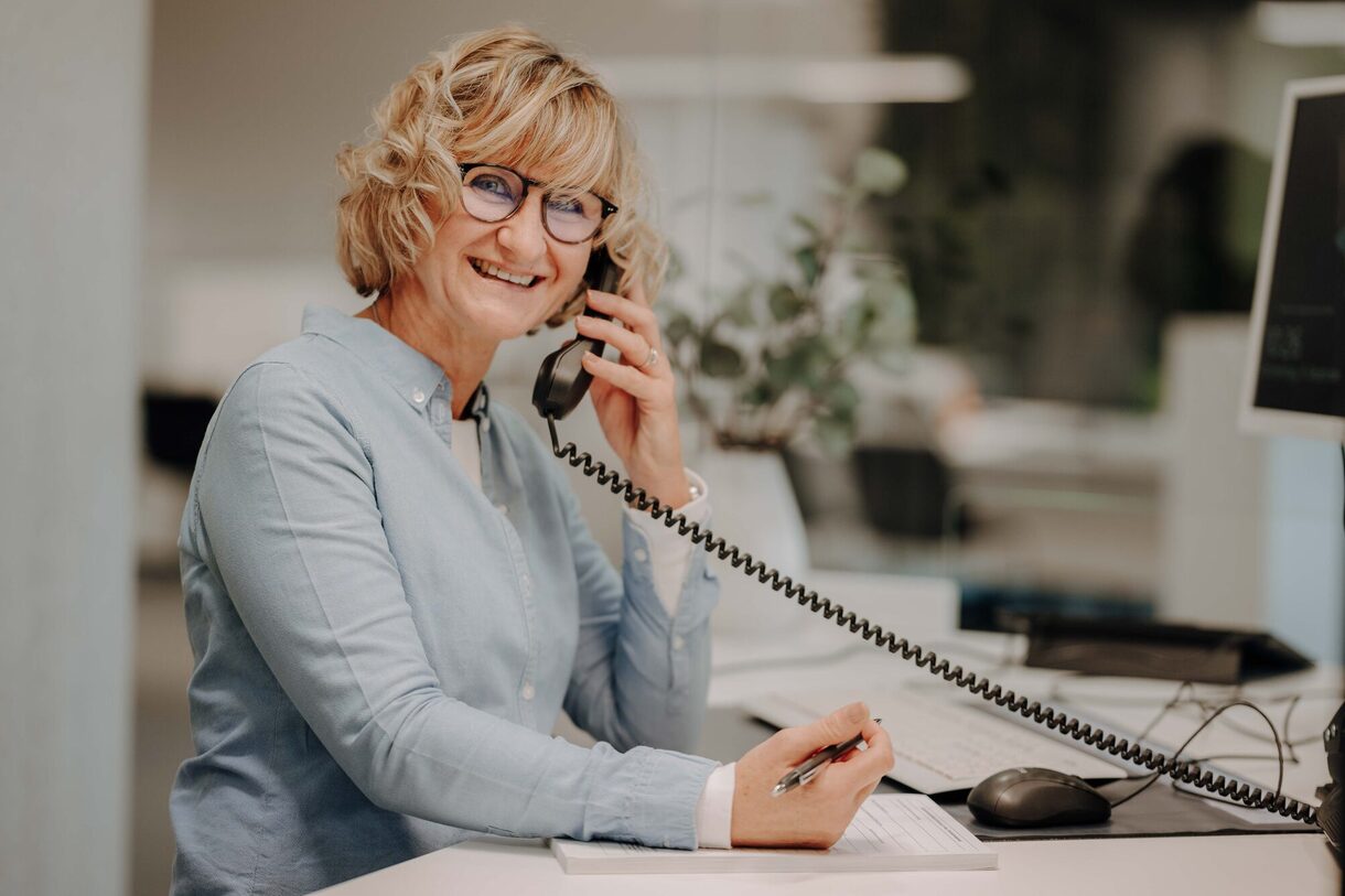 Weibliche Person telefoniert