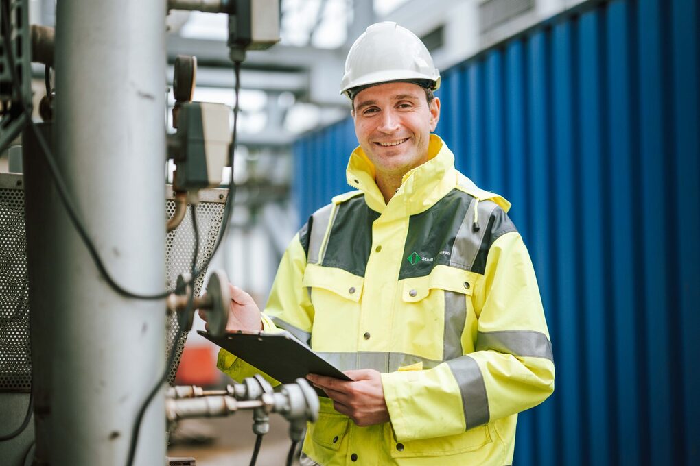 Ein Mann prüft eine Anlage